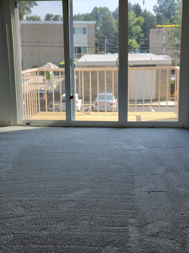 Estacionamiento justo en frente de la unidad. - 3133 University Blvd W Unidad 8