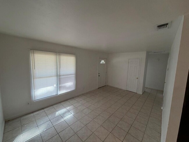 Photo - 6452 Tanner St