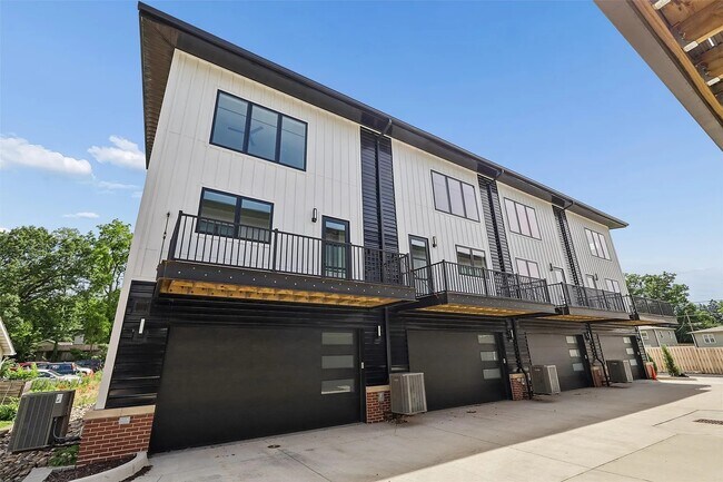Photo - 4844 Ingersoll Ave