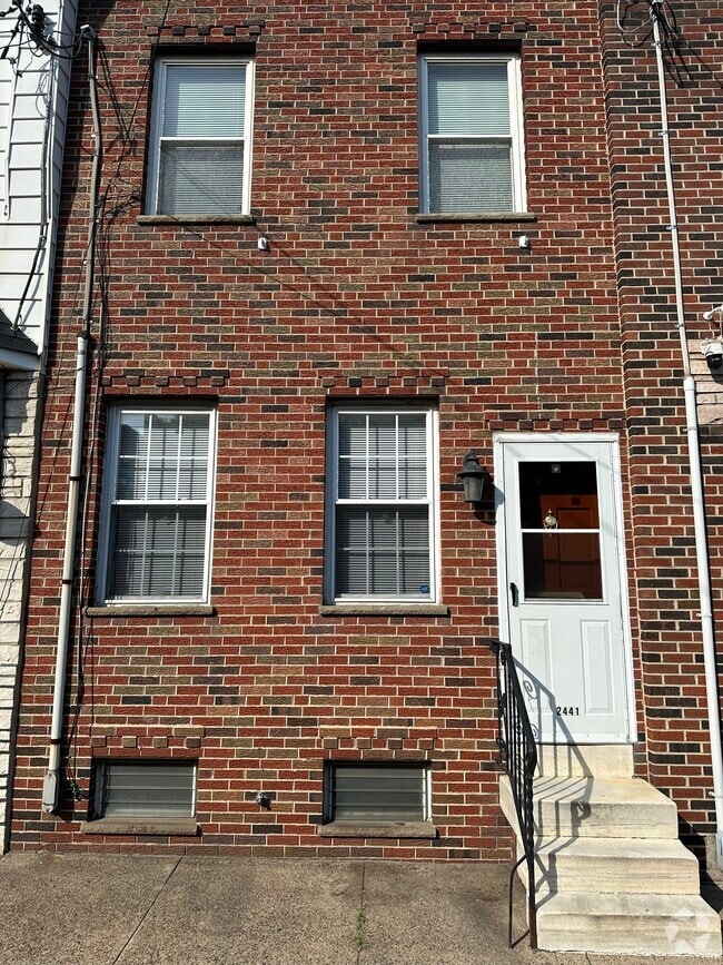 Building Photo - 2441 E Somerset St Rental