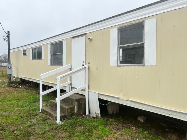 Building Photo - Two Bedroom One Bath Mobile Home