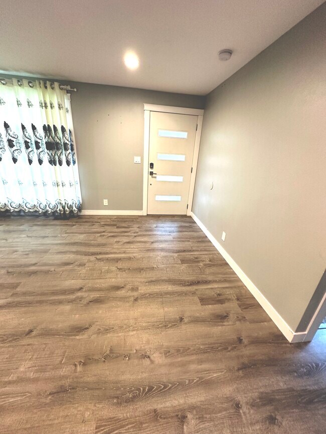 Photo - 714 N 179th St