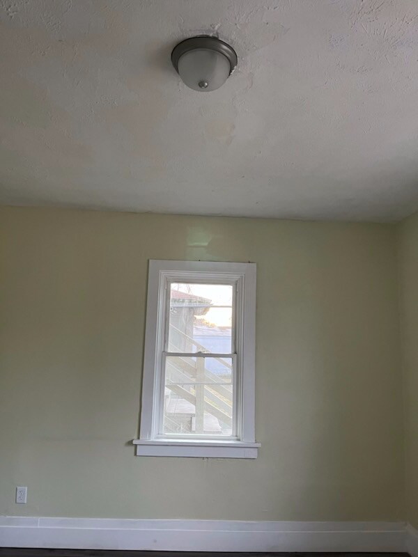 Photo - 915 S Main St Unidad Studio - BR not separate