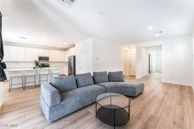 Photo - 2960 Gaffer Film St