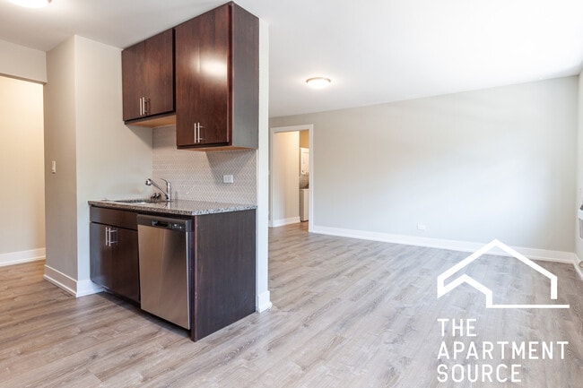 Building Photo - 529 W Surf St Rental