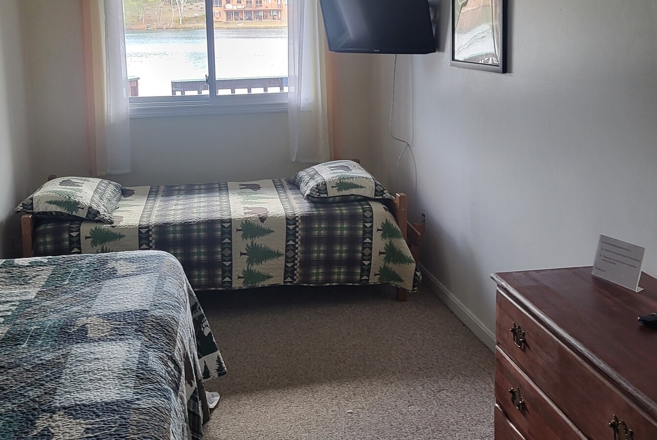 bedroom with master bath - 10 Lakeside W Dr Unit #44