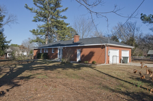Building Photo - Beautiful Three Bedroom Home! AVAILABLE 8/...
