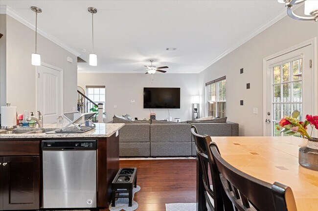 158 Hamlet Ct