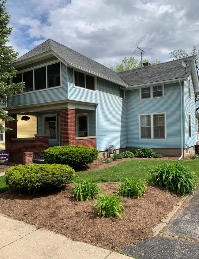 Outside - 426 W Chestnut St Townhome