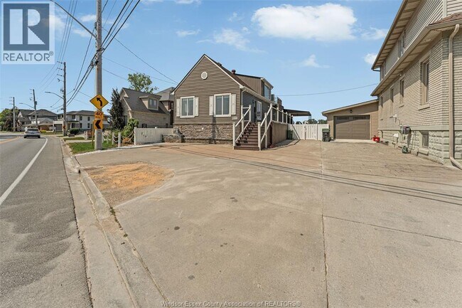 Photo - 8830 Riverside Dr E