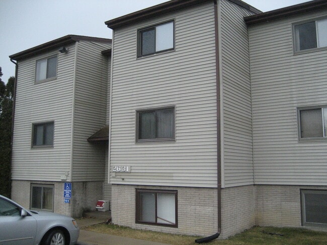 Building Photo - 1 Bedroom, 1 Bath Condo on Iowa City's West Side Unit 3