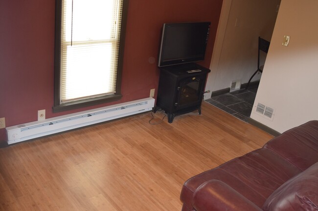 Building Photo - 100 Walnut St Unit 2R Rental