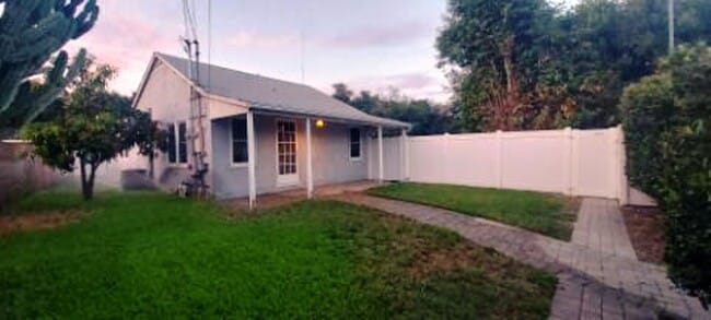 Photo - 15247 Chatsworth St