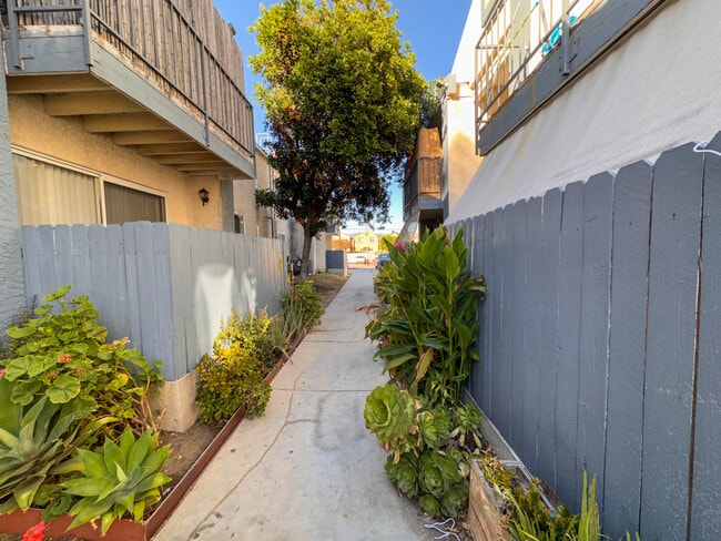 Building Photo - 12748 Branford St Unit 2