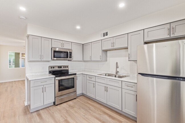 Photo - Stylish. Newly Renovated. Cozy, Boutique C... Unit 1434
