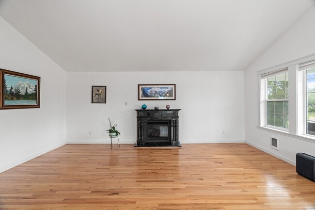 Photo - 198 Clover St NW