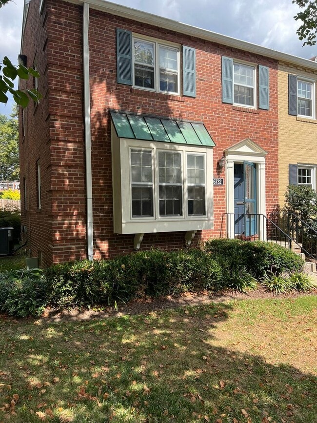 Building Photo - Wonderful end unit in Downtown Bethesda, 1... Rental