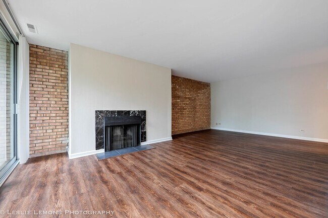 Chimenea de leña - 5900 Oakwood Dr Unidad 2K