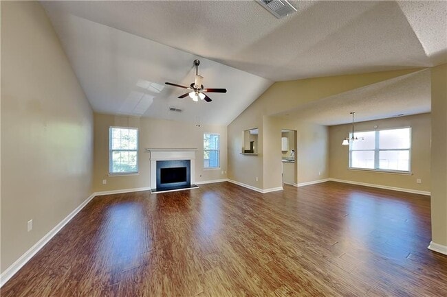 Photo - 230 Farm St