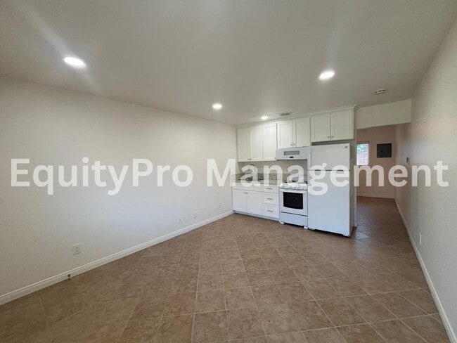 Photo - 7043 Pickering Ave