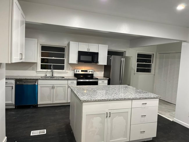 Photo - 1951 Handley Ave SW