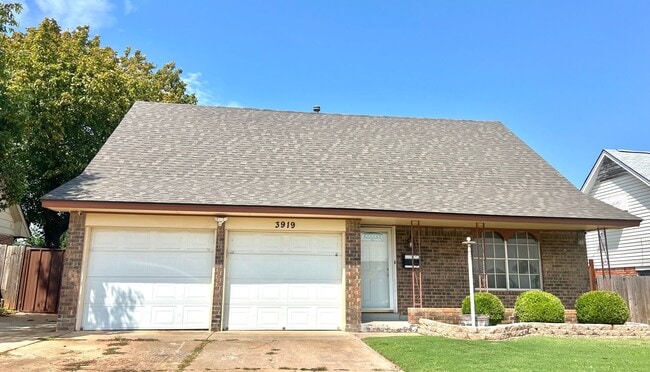 Building Photo - ?Spacious Home Near Tinker Airforce Base ?