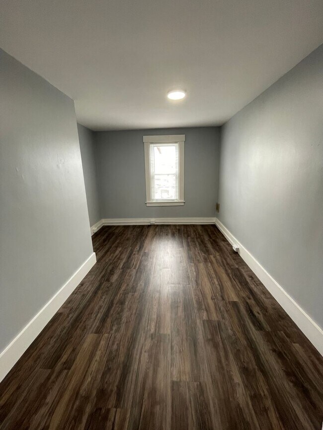 Photo - Third floor 2 bed/1 bath, West Manchester,... Unidad 202-3 Douglas