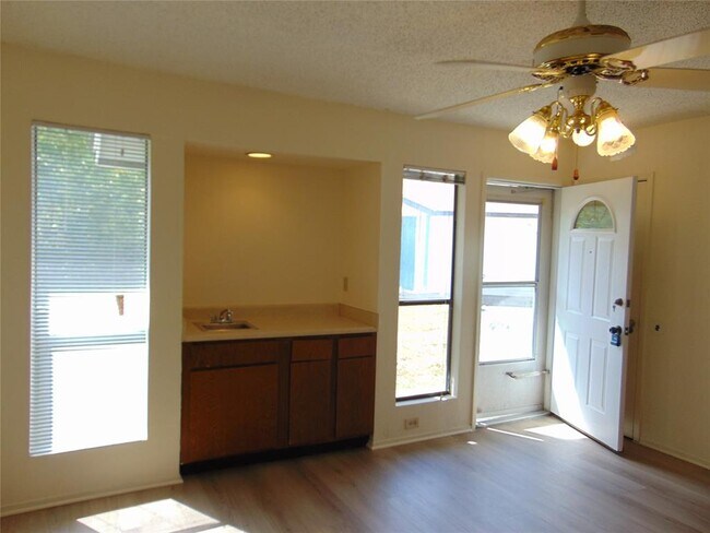 Photo - 903 Chisholm Cove