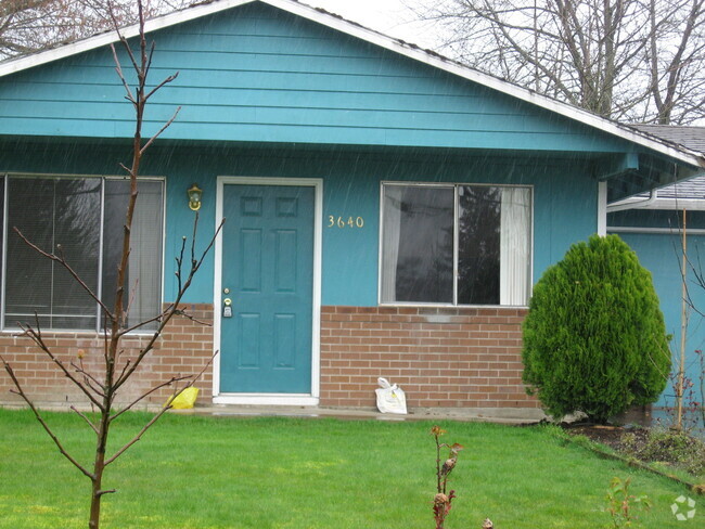 Building Photo - 3 Bedroom duplex Near Mt. Hood CC availabl... Rental