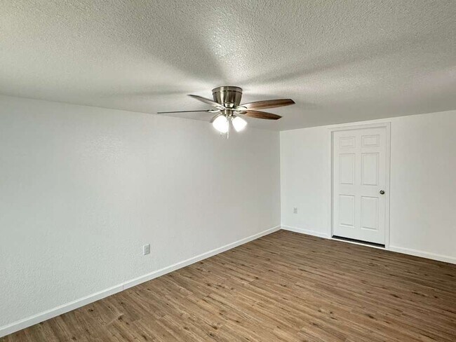 Photo - 143 Huxley Dr