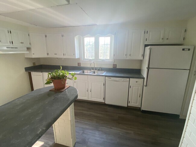 Photo - Authentic 3 bedroom New England Colonial! ...