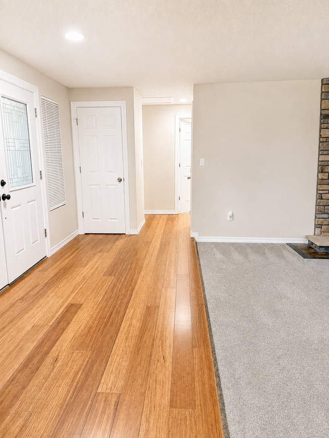Beautiful 2 Bedroom 1 3/4 Bath Duplex in Gig Harbor!