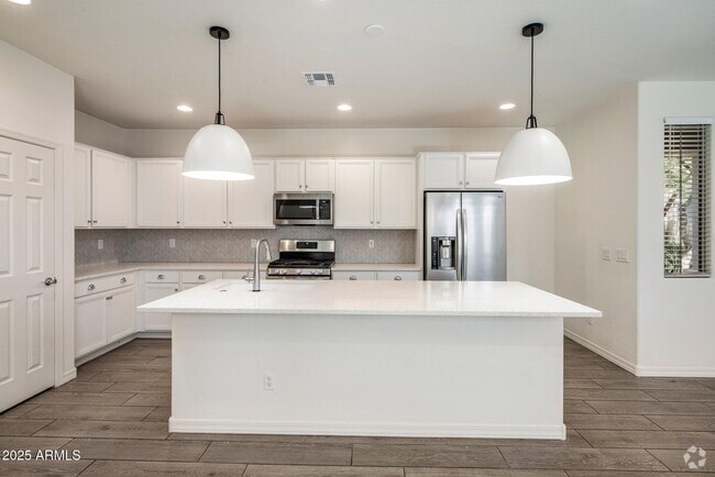 Building Photo - 5809 W Warner St Rental