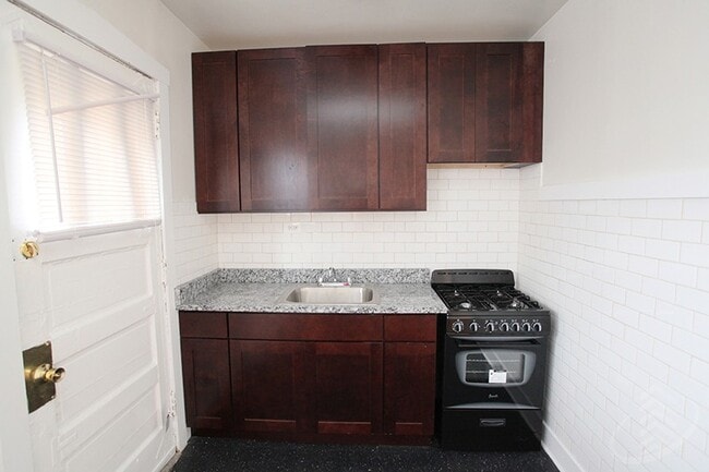 6364-82 N Hermitage