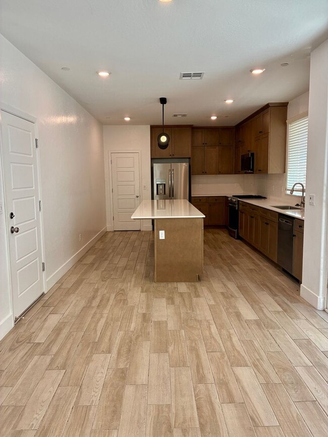 2846 E Tamarind Dr