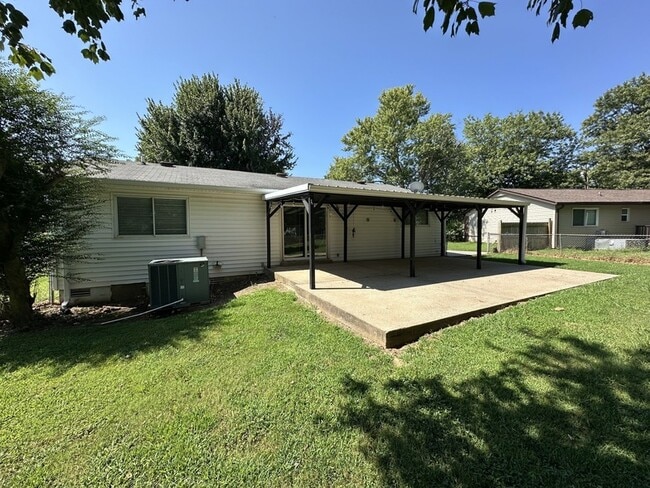 116 SE Springdale Dr