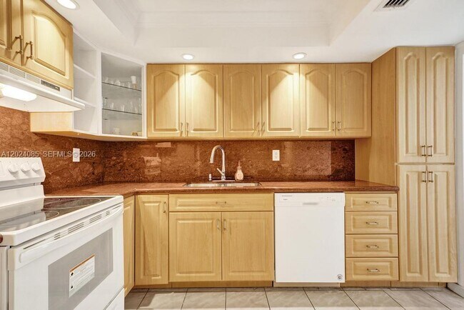 Photo - 1623 Collins Ave Unit 512