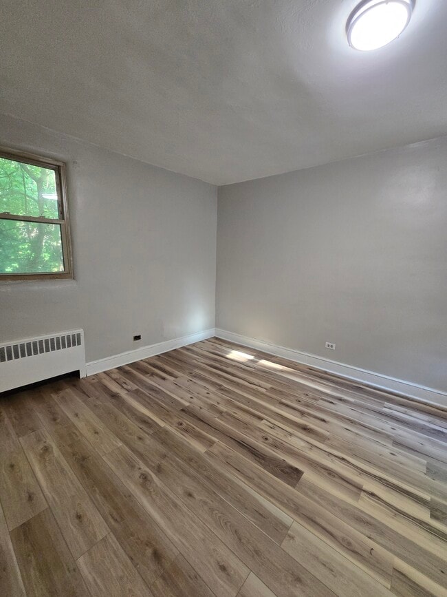 Bedroom - left side window - 111 Phillips Ct Unit 122