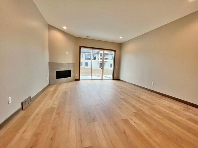 Photo - 5 Bed/2.5 Bath Twinhome For Rent!!