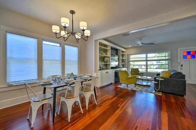 Photo - 2408 Hillview St