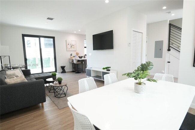 Building Photo - 211 SE 4th St