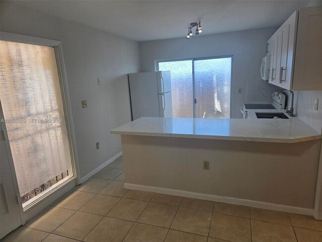 Building Photo - 9011 NE 4th Avenue Rd