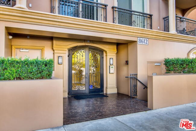 Photo - 8612 Burton Way Unidad 202 Rental