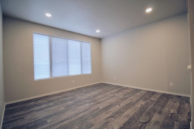 Photo - 321 Skyraider Way