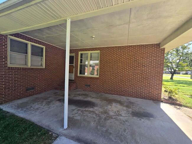 1210 Oakwood Dr