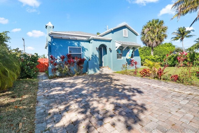 Photo - 301 Hawthorne Dr