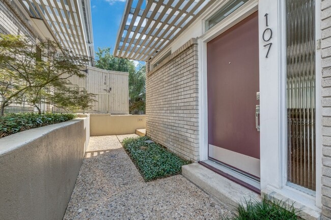 Building Photo - Cole Ave Midcentury Unit Cole House #107