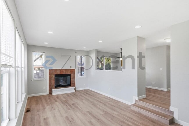 Photo - 2124 E 20th St