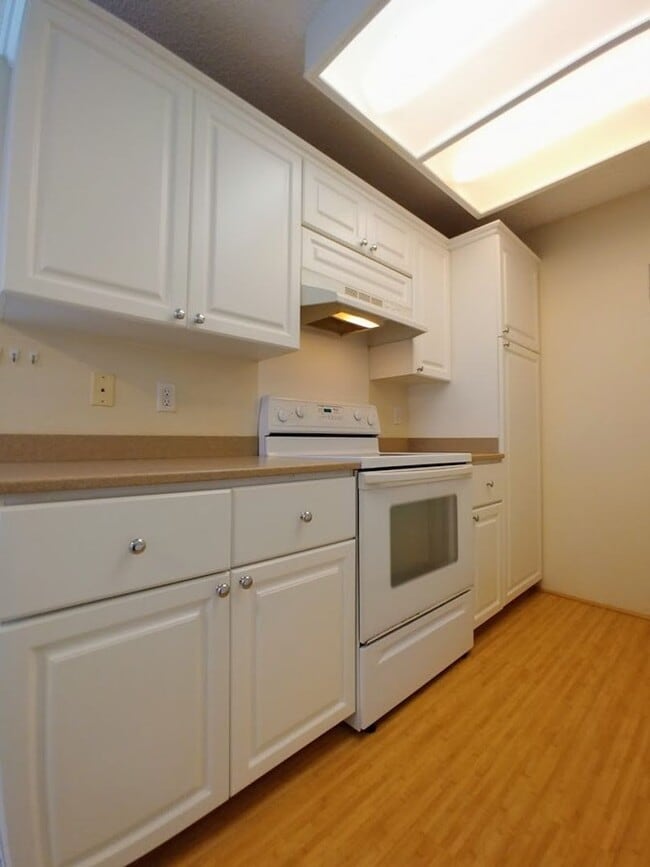 Building Photo - Available now : A 2 Bedroom, 1 bathroom with 2 assigned parking stalls at Royal Palm in Waipio Unit #41R