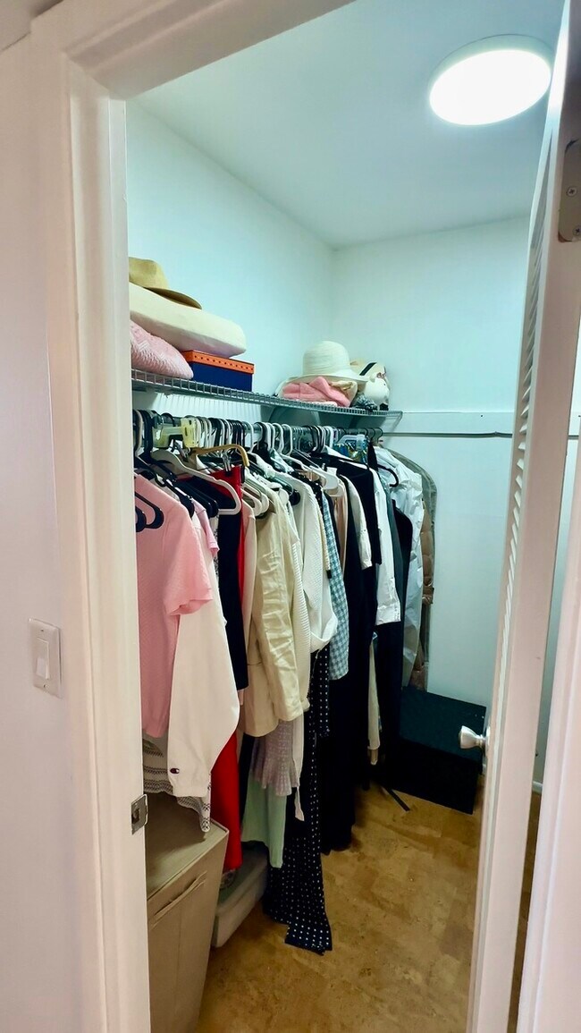 Armario - 2651 S Course Dr